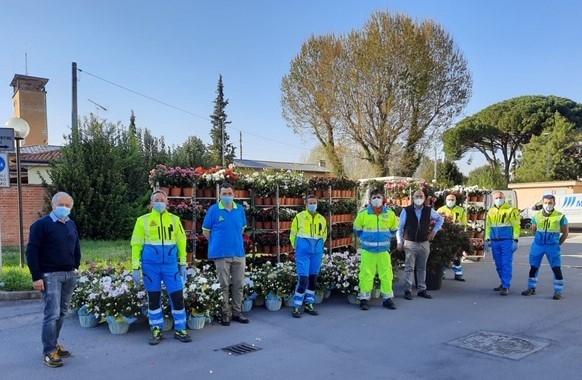 OLTRE 1000 AZALEE DI BORGO A MOZZANO IN DONO AGLI OPERATORI SANITARI DEL S.LUCA E DEL CAMPO DI MARTE