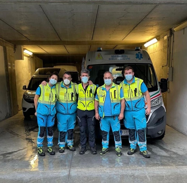 FIOCCO ROSA SU UNA NOSTRA AMBULANZA